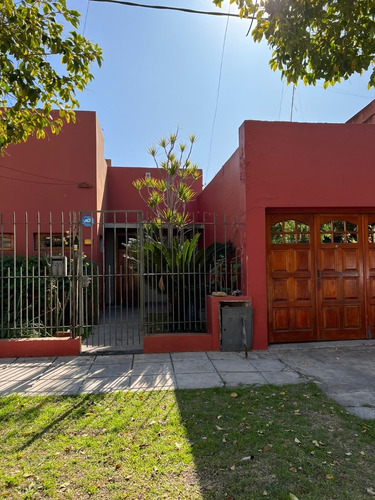 Casa A La Venta En Calle 57 Entre 125 Y 126 De 3 Dormitorios Con Cochera Y Jardín