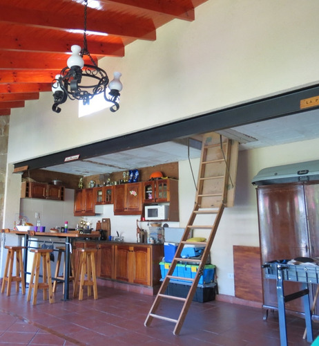 Imagen 10 de 14 de Casa Con Excelente Lote Y Ubicacion , Pileta Y Quincho