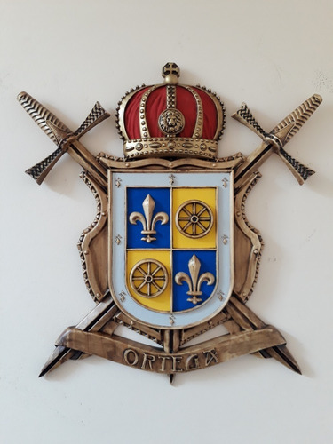 Imagen 4 de 8 de Escudos Heráldicos Tallados En Madera