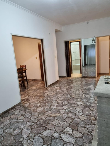 Castelar Norte. Casa 4 Amb. Luminosos. P.baja. Pieta/terraza/fácil Acceso Autopista. P.alta Playroom Solo Venta Directa