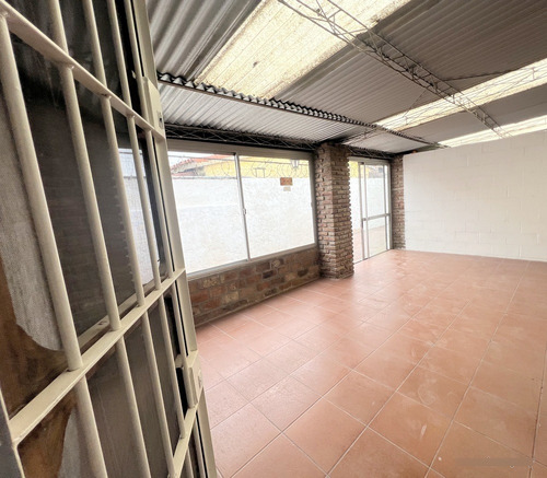Alquiler De Hermosa Casa, Totalmente Reciclada, Piedras Blancas, 2 Dormitorios, Cochera, Baño, 2 Patios, Sin Gastos Comunes, Muy Segura!!