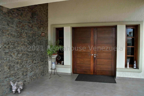 Precio De Oportunidad, Lujosa Casa Dos Plantas, 790mts2 De Terreno Y 550mts2 En La Mejor Urbanización De La Isla De Margarita, Venezuela. Jmpf