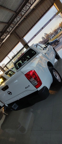 Imagen 3 de 10 de Nissan Frontier 2022 2.3t S 4x4 Mt L22