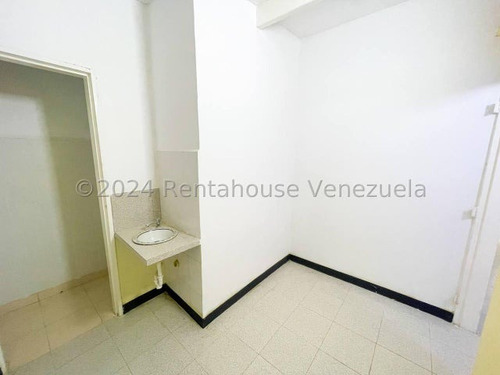 Casa Comercial En Alquiler Chuao Mls #24-21398 Bm