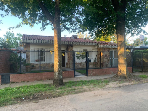 Venta Casa Tres Dormitorios, Patio, Cochera