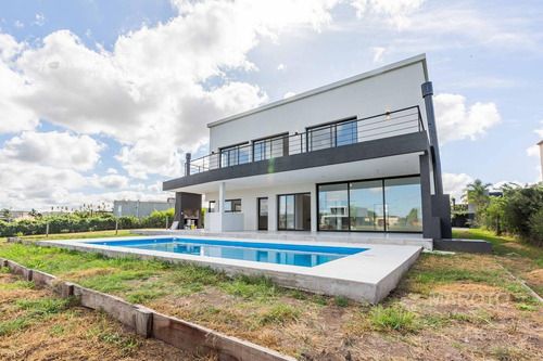 Imagen 19 de 30 de Casa En Venta A La Laguna En Canton Norte- Maroto Propiedades-