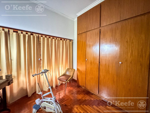 Casa En Venta De 4 Ambientes, Bernal.