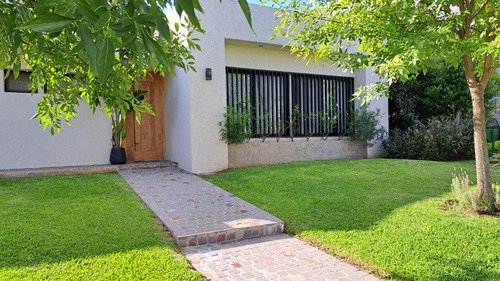 Casa En Venta - 3 Dormitorios 3 Baños - 715mts2 - Pilar