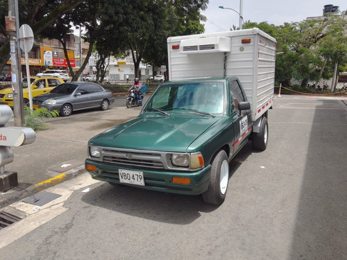 Toyota Hilux 2.4l 117 hp 4x2