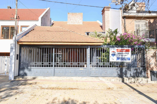 Imagen 2 de 30 de Casa 4 Dormitorios En Venta En La Plata Con Pileta