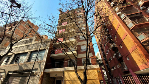 Departamento De Tres Ambientes Con Cochera En Almagro.
