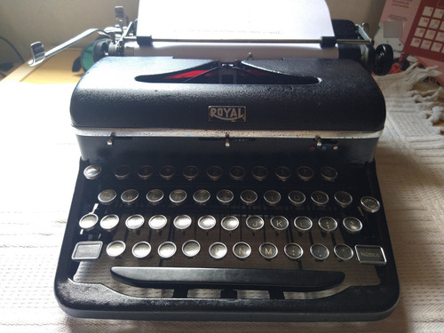 Máquina De Escrever Royal Deluxe Funcionando 