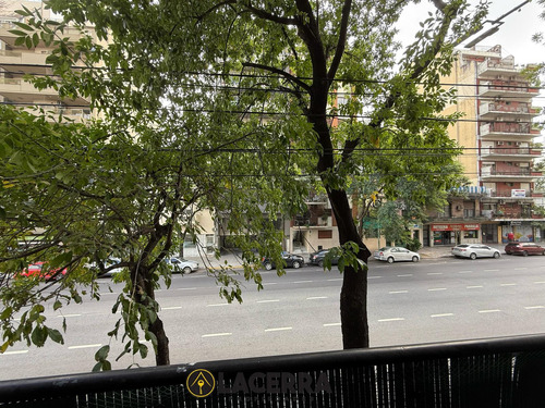 Venta De Departamento 2 Ambientes Con Cochera Sobre Avenida Directorio!!