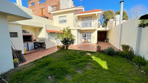 Excelente Casa 6 Ambientes Con Jardin. 2 Cocheras Cubiertas