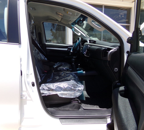 Imagen 7 de 16 de Toyota Hilux D/c 2.8 Tdi 204cv 6m/t Sr 4x4 0km My2022