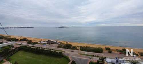 Apartamento De 3 Dormitorios Frente Al Mar En Edificio Goleta , Punta Del Este , Playa Mansa