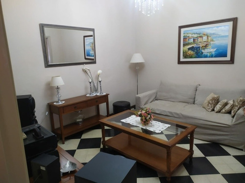 Casa De 3 Dormitorios Y 2 Baños, Con Estufa A Leña