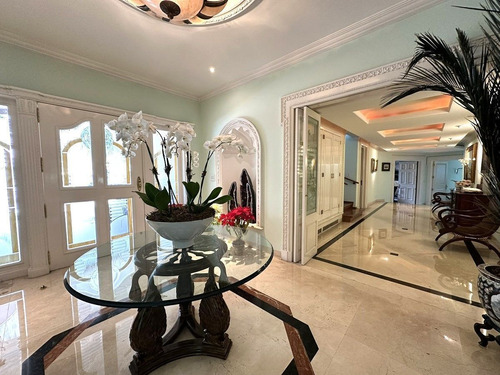 Residencia En Venta En Calle Y Fraccionamiento Cerrado En Lomas Hipódromo