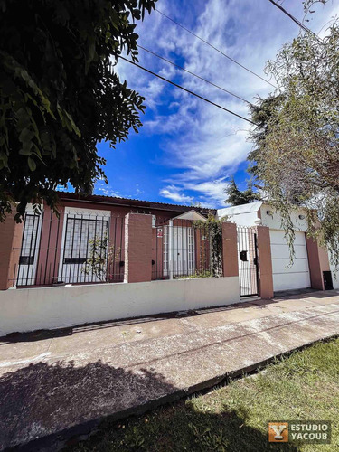 Casa En Venta - 3 Dormitorios 1 Baño - Cochera - 1.000mts2 - San Carlos, La Plata