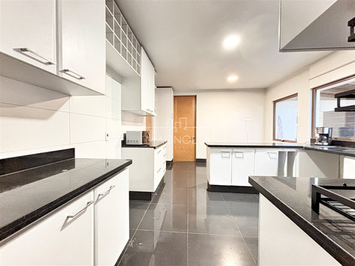 Casa En Venta De 6 Dorm. En Colina