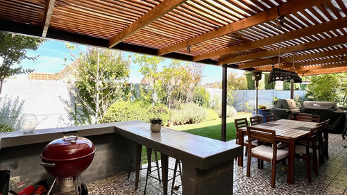 Casa En Venta De 6 Dorm. En El Huinganal