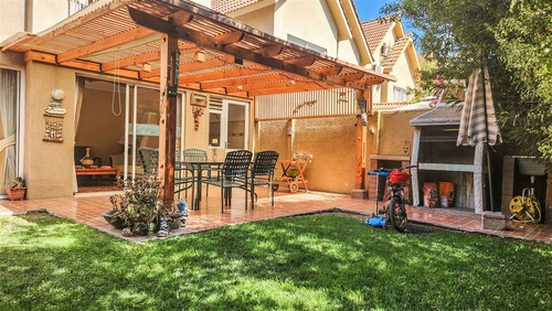 Gran Oportunidad Casa 3 Pisos 4dor. 3est. En Condominio Int