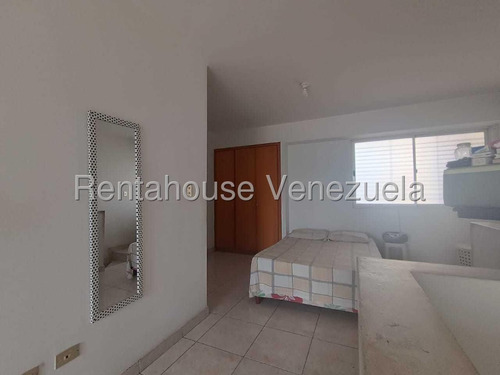 Apartamento En Venta Urb Andres Bello, Las Delicias, Maracay 25-16098 Jecg