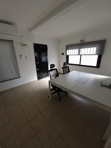 Casa En Venta - 2 Dormitorios 1 Baño - Cochera - 99mts2 - Adrogué