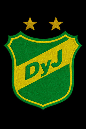 Remera Defensa Y Justicia Malvinas Escudo Efecto Bordado