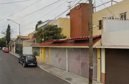 Casa En Venta. Calle Playa Tecolutla, Militar Marte, Iztacalco, Cdmx.