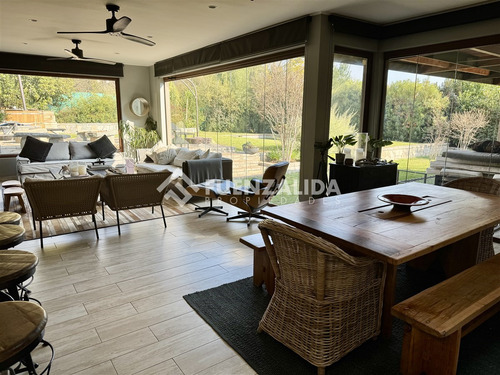 Casa En Venta De 5 Dorm. En Colina