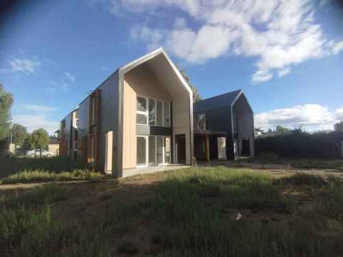 Venta De Casa En Desarrollo A Metros Del Lago