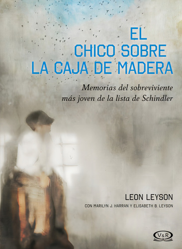 El Chico Sobre La Caja De Madera