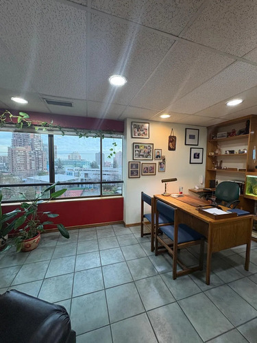 Oficina Apoquindo / 2p, 2b, Recepción Pasos Metro Manquehue