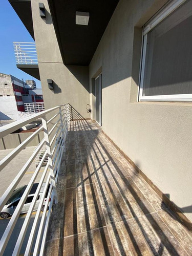 Imagen 1 de 10 de Departamento En Tigre Av Cazon Al 1500