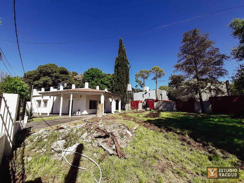 Casa En Esquina De 3 Dormitorios -lote 926 Mts 2 Y 151 Mts 2 Cubiertos - Villa Elisa