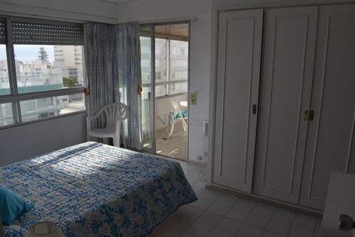 Cerca De La Zona Del Puerto Con Amplio Living Comedor- Ref: 5707