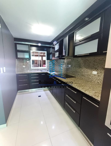 Townhouse En Urb Villas Casa Blanca, Pedregosa Sur Codigo: B&c0-379+. 11-4