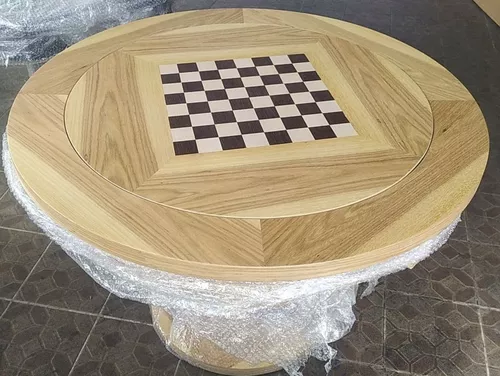 Um Quadro Para Jogar Damas Com Batatas Fritas Numa Mesa De Madeira