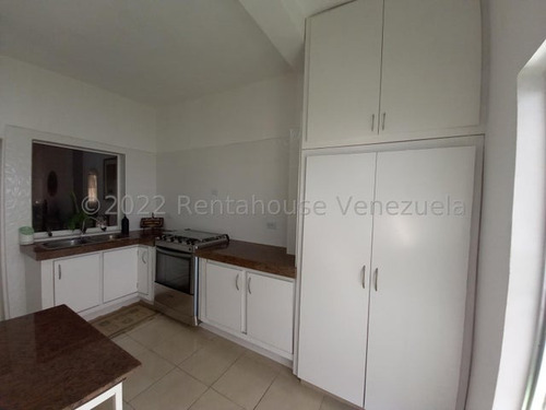 Edgar Centeno, Profesional Inmobiliario Vende Townhouse En Urbanizacion Monte Carmelo San Diego #22-15843