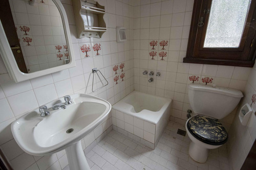 Casa De 5 Ambientes Escritorio, Playroom Y Dependencia De Servicio En Venta, En La Lucila.