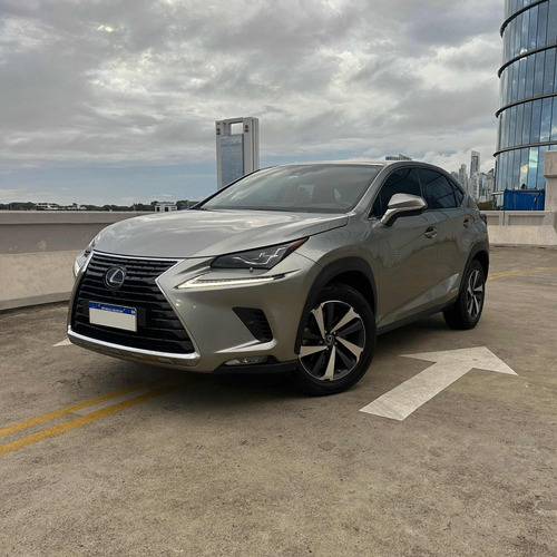 Lexus NX300 h .