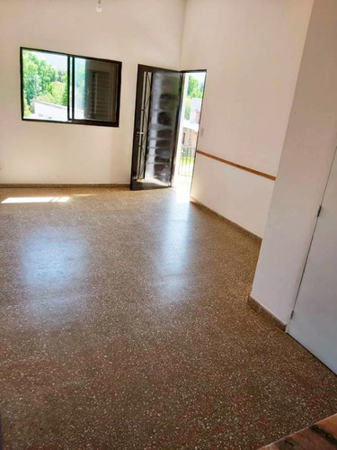 Imagen 2 de 10 de Hermosa Casa En Venta De 2 Dormitorios C/ Cochera En Tanti