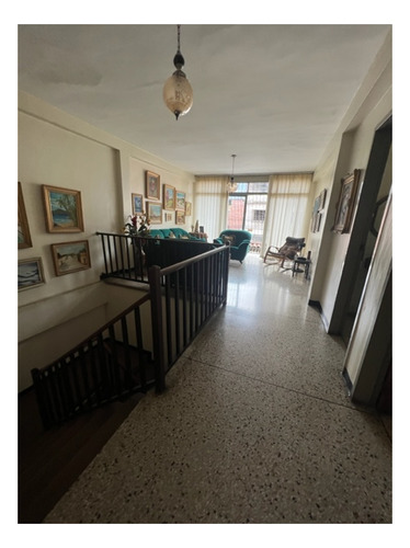 Se Vende Casa 373m2. 6h/3b/6p. Guatire.