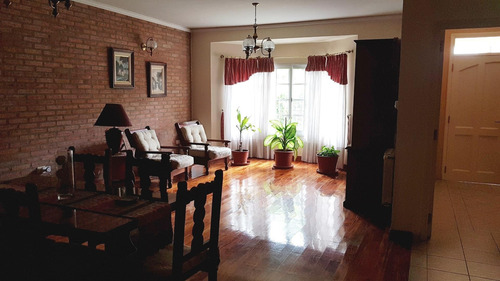 Imagen 5 de 30 de Casa En 2 Plantas Con Parque Y Piscina