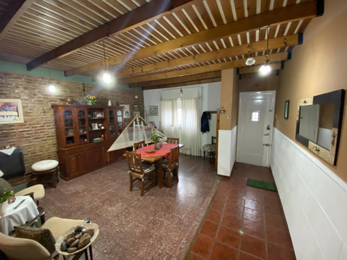 Imagen 3 de 19 de En Venta Casa 5 Amb Con Cochera Y Amplio Fondo Libre Con Pileta En Rdios De Escalada (138)