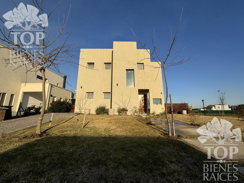 Casa En El Barrio Santa Lucia A Estrenar 4 Ambientes