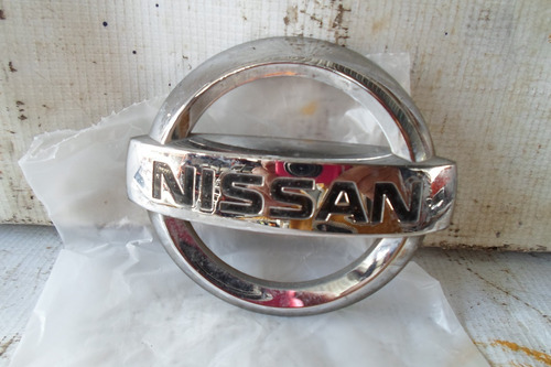 Emblema Nissan Versa 2007-2012 26021