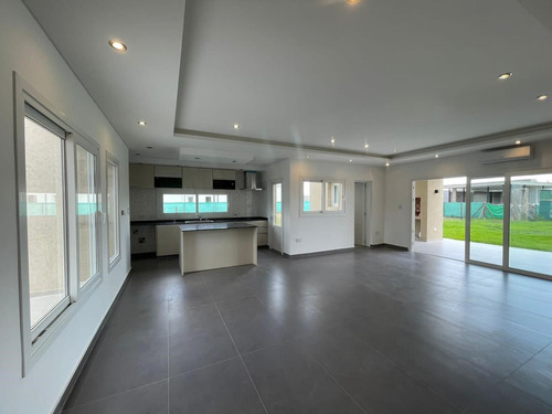 Oportunidad!! En Venta, Casa Con 3 Dormitorios, Piscina. San Felipe, Canning, Ezeiza