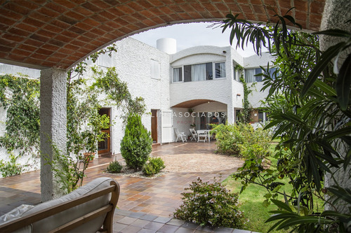 Hermosa Casa En Venta, Zona Península-punta Del Este